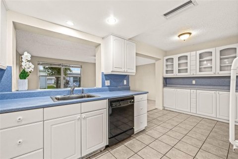 Condo in Pinellas Park, Florida, 2 bedrooms  № 1881259 - photo 19