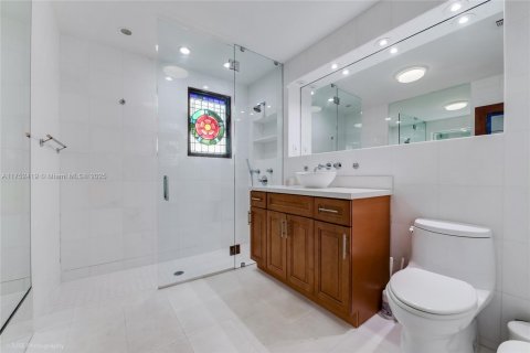 House in Coral Gables, Florida 4 bedrooms, 449.18 sq.m. № 1706352 - photo 14