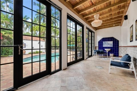 House in Coral Gables, Florida 4 bedrooms, 449.18 sq.m. № 1706352 - photo 6
