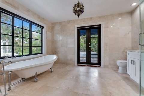 House in Coral Gables, Florida 4 bedrooms, 449.18 sq.m. № 1706352 - photo 8
