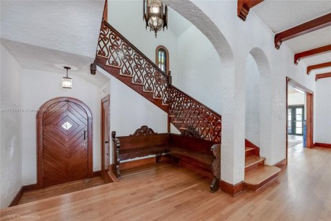 House in Coral Gables, Florida 4 bedrooms, 449.18 sq.m. № 1706352 - photo 4