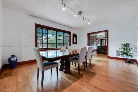House in Coral Gables, Florida 4 bedrooms, 449.18 sq.m. № 1706352 - photo 15