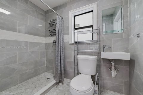 House in Coral Gables, Florida 4 bedrooms, 449.18 sq.m. № 1706352 - photo 13