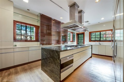 House in Coral Gables, Florida 4 bedrooms, 449.18 sq.m. № 1706352 - photo 9