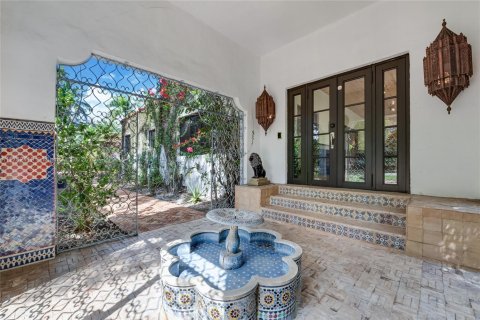 House in Coral Gables, Florida 4 bedrooms, 449.18 sq.m. № 1706352 - photo 17