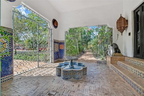 House in Coral Gables, Florida 4 bedrooms, 449.18 sq.m. № 1706352 - photo 22