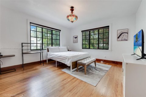 House in Coral Gables, Florida 4 bedrooms, 449.18 sq.m. № 1706352 - photo 28