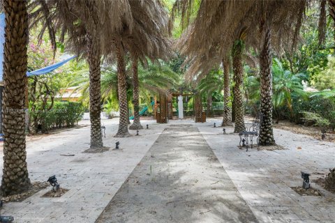 House in Coral Gables, Florida 4 bedrooms, 449.18 sq.m. № 1706352 - photo 12