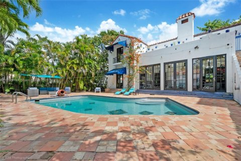 House in Coral Gables, Florida 4 bedrooms, 449.18 sq.m. № 1706352 - photo 16
