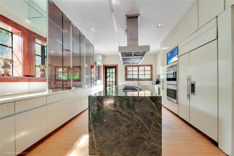 House in Coral Gables, Florida 4 bedrooms, 449.18 sq.m. № 1706352 - photo 25