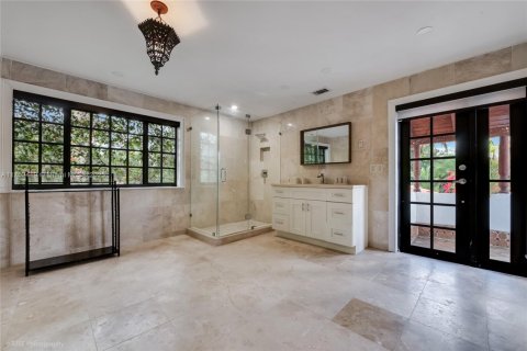 House in Coral Gables, Florida 4 bedrooms, 449.18 sq.m. № 1706352 - photo 20
