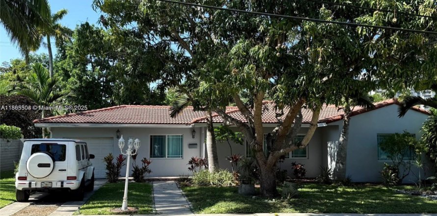 House in Miami Shores, Florida 4 bedrooms, 149.48 sq.m. № 1929660