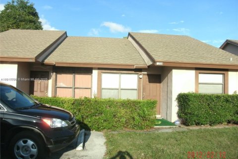 House in Wellington, Florida 2 bedrooms, 94.3 sq.m. № 2059712