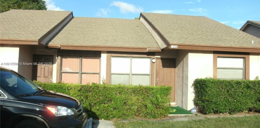 House in Wellington, Florida 2 bedrooms, 94.3 sq.m. № 2059712