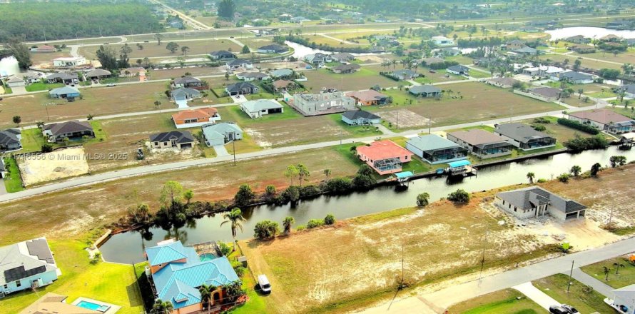 Земельный участок в Кейп-Корал, Флорида № 1985154