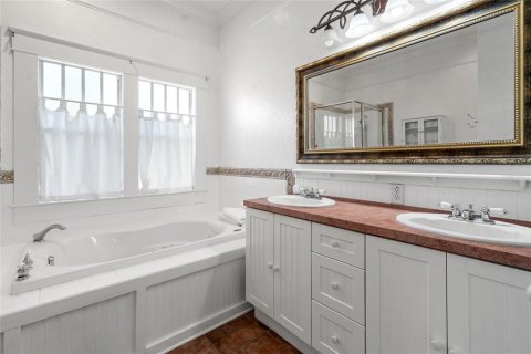 House in Tampa, Florida 3 bedrooms, 150.04 sq.m. № 1740168 - photo 17