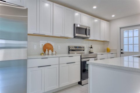 House in Saint Petersburg, Florida 3 bedrooms, 167.41 sq.m. № 2196029 - photo 13