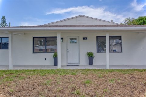 House in Saint Petersburg, Florida 3 bedrooms, 167.41 sq.m. № 2196029 - photo 2