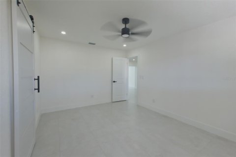 House in Saint Petersburg, Florida 3 bedrooms, 167.41 sq.m. № 2196029 - photo 30