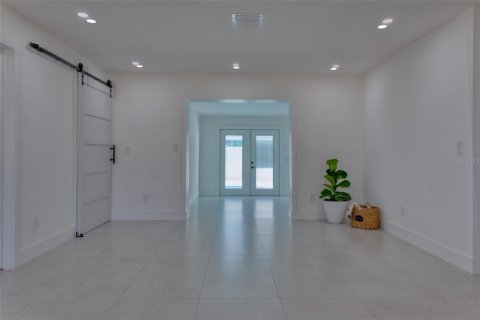 House in Saint Petersburg, Florida 3 bedrooms, 167.41 sq.m. № 2196029 - photo 17
