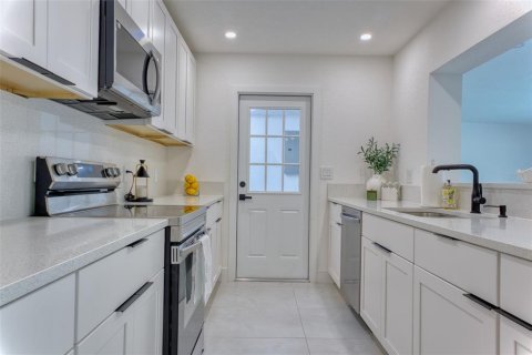 House in Saint Petersburg, Florida 3 bedrooms, 167.41 sq.m. № 2196029 - photo 12