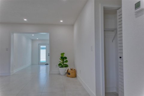 House in Saint Petersburg, Florida 3 bedrooms, 167.41 sq.m. № 2196029 - photo 8