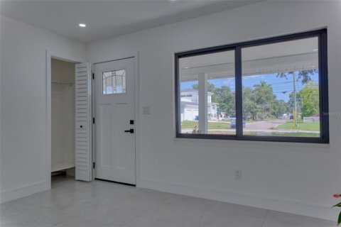 House in Saint Petersburg, Florida 3 bedrooms, 167.41 sq.m. № 2196029 - photo 10