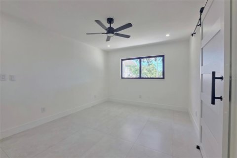 House in Saint Petersburg, Florida 3 bedrooms, 167.41 sq.m. № 2196029 - photo 29