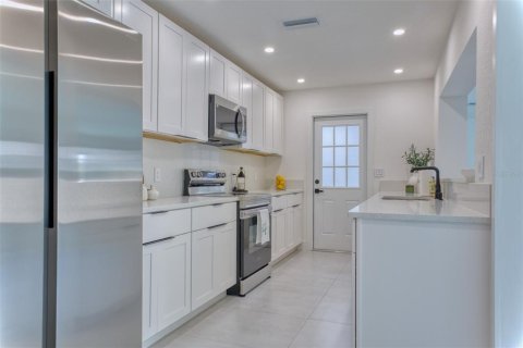 House in Saint Petersburg, Florida 3 bedrooms, 167.41 sq.m. № 2196029 - photo 15