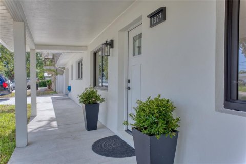 House in Saint Petersburg, Florida 3 bedrooms, 167.41 sq.m. № 2196029 - photo 6