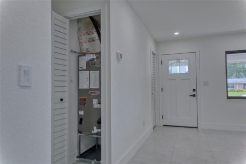 House in Saint Petersburg, Florida 3 bedrooms, 167.41 sq.m. № 2196029 - photo 11