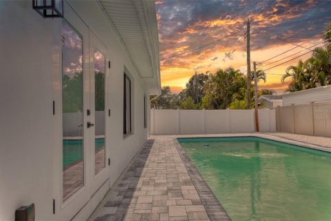House in Saint Petersburg, Florida 3 bedrooms, 167.41 sq.m. № 2196029 - photo 7