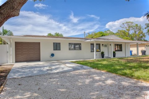 House in Saint Petersburg, Florida 3 bedrooms, 167.41 sq.m. № 2196029 - photo 3