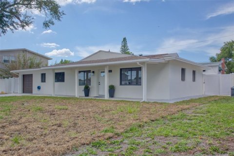 House in Saint Petersburg, Florida 3 bedrooms, 167.41 sq.m. № 2196029 - photo 4