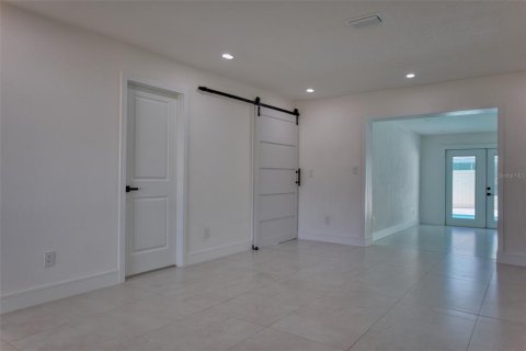 House in Saint Petersburg, Florida 3 bedrooms, 167.41 sq.m. № 2196029 - photo 19