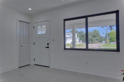 House in Saint Petersburg, Florida 3 bedrooms, 167.41 sq.m. № 2196029 - photo 9