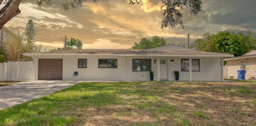 House in Saint Petersburg, Florida 3 bedrooms, 167.41 sq.m. № 2196029
