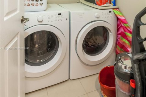 Condo in Sunny Isles Beach, Florida, 3 bedrooms  № 2027835 - photo 8