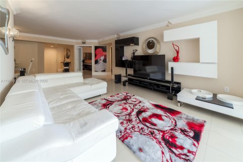 Condo in Sunny Isles Beach, Florida, 3 bedrooms  № 2027835 - photo 15