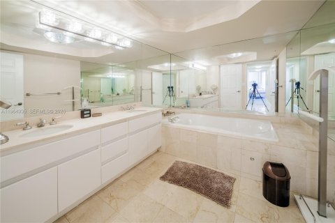 Condo in Sunny Isles Beach, Florida, 3 bedrooms  № 2027835 - photo 22