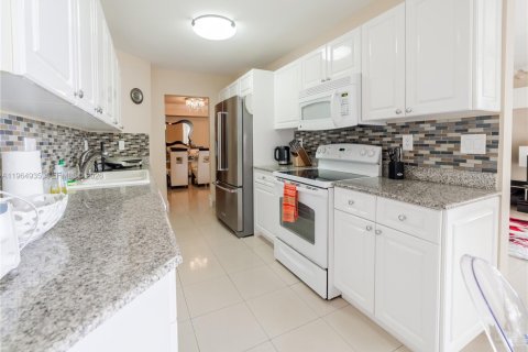 Condo in Sunny Isles Beach, Florida, 3 bedrooms  № 2027835 - photo 20