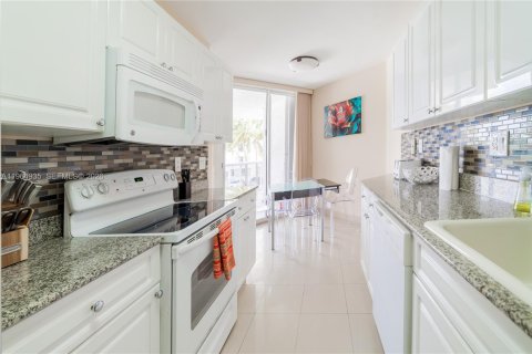 Condo in Sunny Isles Beach, Florida, 3 bedrooms  № 2027835 - photo 21