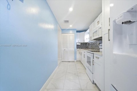 Casa en venta en Miami, Florida, 2 dormitorios, 112.88 m2 № 2011291 - foto 12