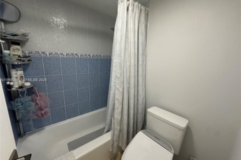 Copropriété à louer à Hallandale Beach, Floride: 1 chambre, 83.24 m2 № 2027000 - photo 11