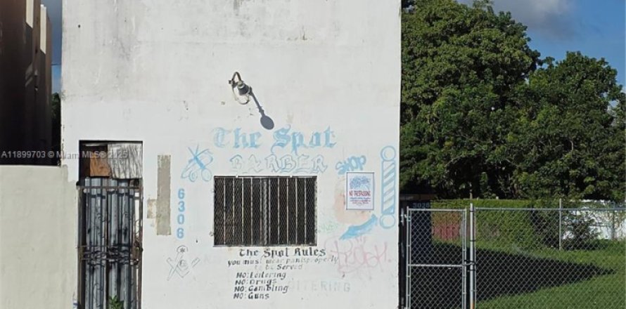 Commercial property in Miami, Florida № 2076948