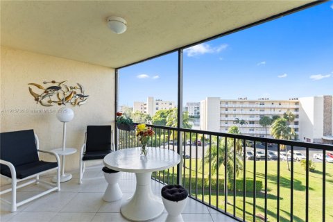 Condo in Dania Beach, Florida, 2 bedrooms  № 1970758 - photo 20