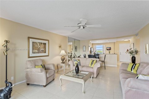 Condo in Dania Beach, Florida, 2 bedrooms  № 1970758 - photo 15