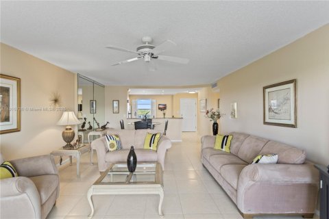 Condo in Dania Beach, Florida, 2 bedrooms  № 1970758 - photo 11
