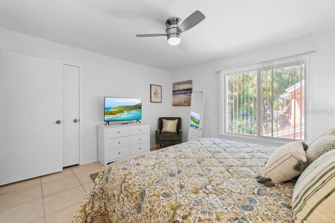 Condo in Saint Petersburg, Florida, 2 bedrooms  № 2204226 - photo 12