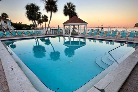 Condo in Saint Petersburg, Florida, 2 bedrooms  № 2204226 - photo 21